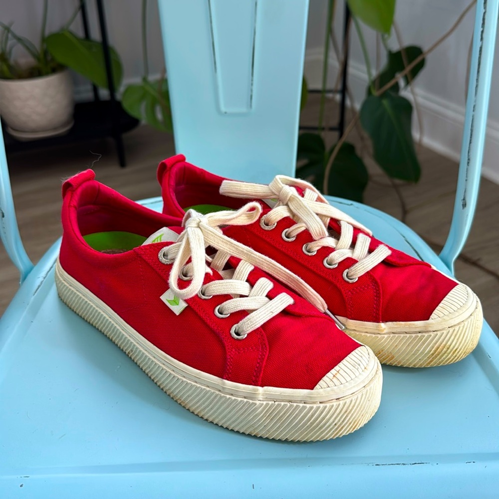 Red CARIUMA tennis shoes, Size 7